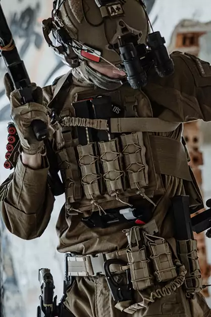 Szybka poczwórna ładownica BUCKLE UP na magazynki MP5/SMG/UTR45 - Coyote [8FIELDS]