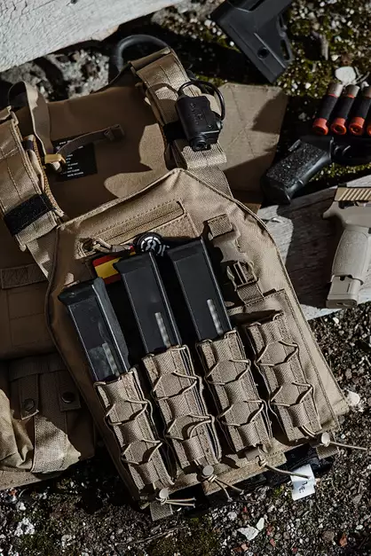 Szybka poczwórna ładownica BUCKLE UP na magazynki MP5/SMG/UTR45 - Coyote [8FIELDS]