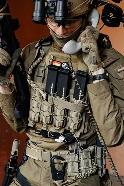 Szybka poczwórna ładownica BUCKLE UP na magazynki MP5/SMG/UTR45 - Coyote [8FIELDS]