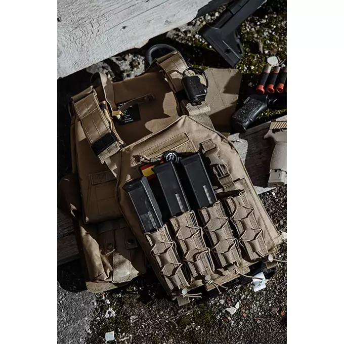 [Zestaw] Buckle Up Assault Plate Carrier Cummerbund - Coyote [8FIELDS] + Ładownica Under Zip Pouch do kamizelek - TAN [8FIELDS] + SZTURMOWY PANEL NA PLECY MOD.3 -TAN [8FIELDS] + Szybka poczwórna ładownica BUCKLE UP na magazynki MP5/SMG/UTR45 - Coyote [8FIELDS]