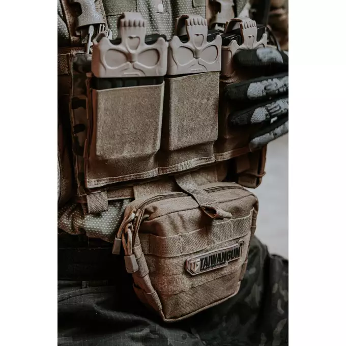 [Zestaw] Buckle Up Assault Plate Carrier Cummerbund - Coyote [8FIELDS] + Ładownica Under Zip Pouch do kamizelek - TAN [8FIELDS] + SZTURMOWY PANEL NA PLECY MOD.3 -TAN [8FIELDS] + Szybka poczwórna ładownica BUCKLE UP na magazynki MP5/SMG/UTR45 - Coyote [8FIELDS]