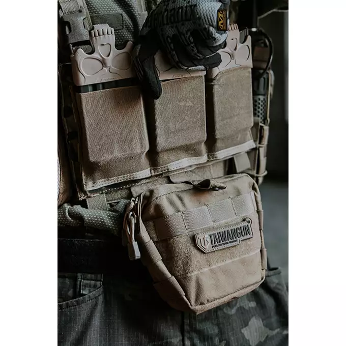 [Zestaw] Buckle Up Assault Plate Carrier Cummerbund - Coyote [8FIELDS] + Ładownica Under Zip Pouch do kamizelek - TAN [8FIELDS] + SZTURMOWY PANEL NA PLECY MOD.3 -TAN [8FIELDS] + Buckle Up potrójna ładownica karabinowo-pistoletowa 5.56/9mm - Coyote