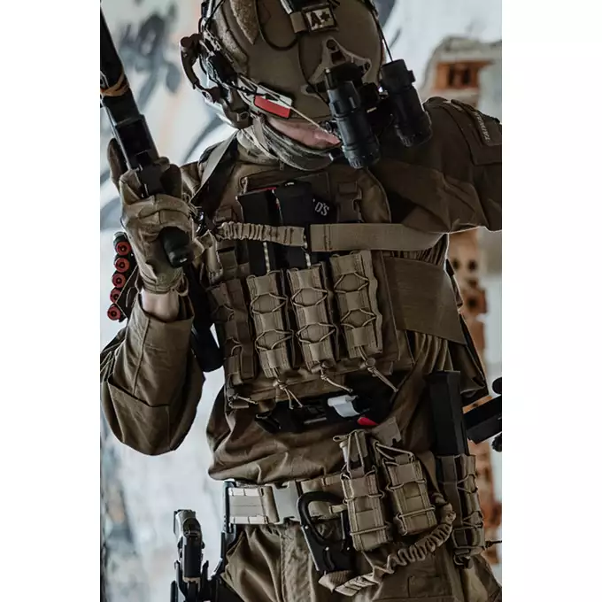 [Zestaw] Buckle Up Assault Plate Carrier Cummerbund - Coyote [8FIELDS] + Ładownica Under Zip Pouch do kamizelek - TAN [8FIELDS] + SZTURMOWY PANEL NA PLECY MOD.3 -TAN [8FIELDS] + Szybka poczwórna ładownica BUCKLE UP na magazynki MP5/SMG/UTR45 - Coyote [8FIELDS]