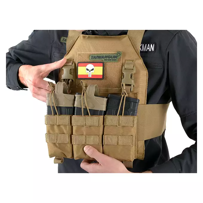 [Zestaw] Buckle Up Assault Plate Carrier Cummerbund - Coyote [8FIELDS] + Ładownica Under Zip Pouch do kamizelek - TAN [8FIELDS] + SZTURMOWY PANEL NA PLECY MOD.3 -TAN [8FIELDS] + Buckle Up potrójna ładownica na magazynki SR25/AR-10/M14/SCAR-H - CT