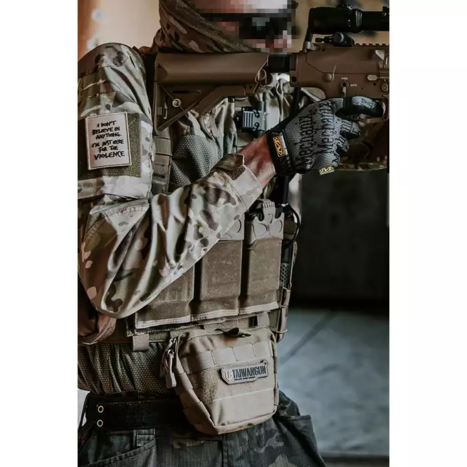 [Zestaw] Buckle Up Assault Plate Carrier Cummerbund - Coyote [8FIELDS] + Ładownica Under Zip Pouch do kamizelek - TAN [8FIELDS] + SZTURMOWY PANEL NA PLECY MOD.3 -TAN [8FIELDS] + Szybka poczwórna ładownica BUCKLE UP na magazynki MP5/SMG/UTR45 - Coyote [8FIELDS]