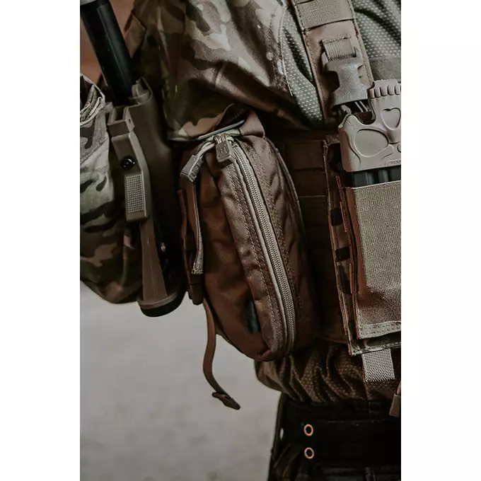 [Zestaw] Modularny Chest Rig Buckle Up - Coyote [8FIELDS] + Buckle Up potrójna ładownica na magazynki SR25/AR-10/M14/SCAR-H - CT + Ładownica sanitariusza - Coyote [8FIELDS] + Ładownica na radio PRC148/152 - Coyote [8FIELDS]