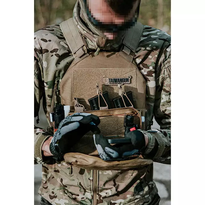 [Zestaw] Prosty Plate Carrier z atrapami miękkich wkładów balistycznych - CT + Potrójna ładownica karabinowa z zasobnikiem - Coyote [8FIELDS]