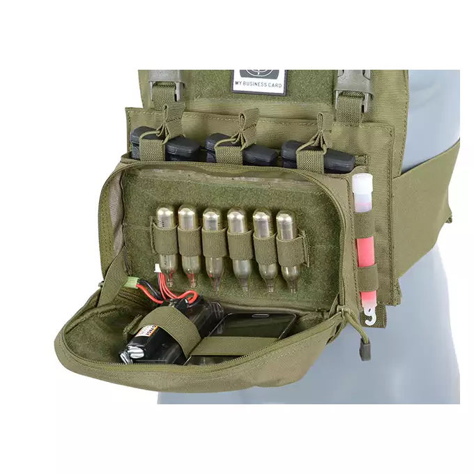 [Zestaw] Prosty Plate Carrier z atrapami miękkich wkładów balistycznych - Olive [8FIELDS] + Potrójna ładownica karabinowa z zasobnikiem - Olive [8FIELDS]