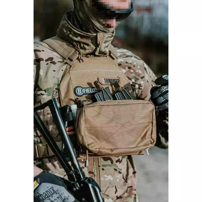 [Zestaw] Prosty Plate Carrier z atrapami miękkich wkładów balistycznych - CT + Potrójna ładownica karabinowa z zasobnikiem - Coyote [8FIELDS]