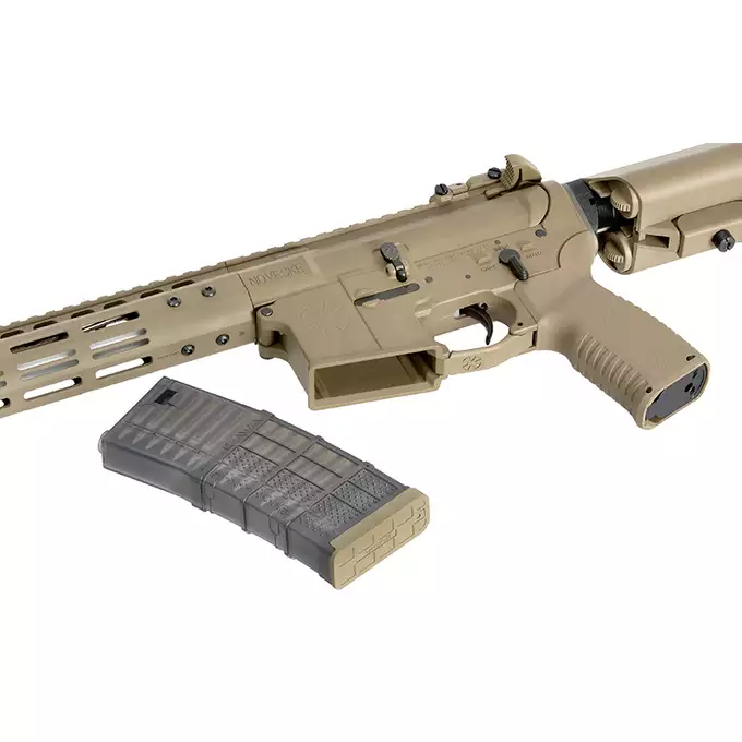 [Zestaw] Replika Karabinka Noveske 13.7" Gen III INFIDEL - FDE [EMG] + Celownik kolimatorowy maverick-IV 1X20 - Coyote [Vector Optics]
