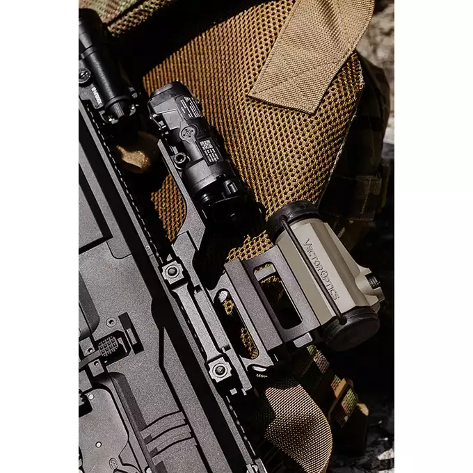[Zestaw] Celownik kolimatorowy Maverick Gen3 1x22 MIL - Dark Earth [Vector Optics] + Montaż 21mm pod kolimator Maverick [Vector Optics] + Powiększalnik Maverick Gen3 3x22 Magnifier MIL [Vector Optics]