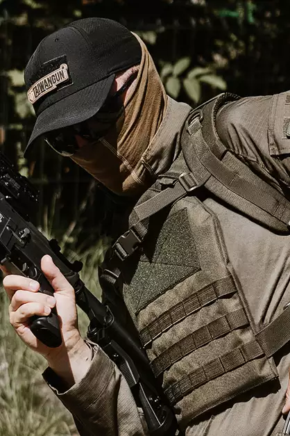 Prosty Plate Carrier z atrapami miękkich wkładów balistycznych - Multicamo [8FIELDS]