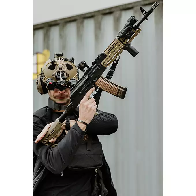 [Zestaw] Replika Karabinka Strike Industries AK-TRAX ETU Eshooter - Tan [EMG] + Magazynek Mid-Cap Bułgarski na 150 Kulek Do Serii AK [CYMA]