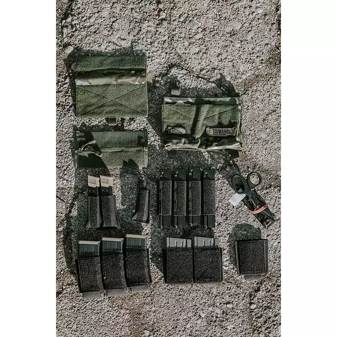 [Zestaw] MOLLE kangurowy panel przedni - Olive [8FIELDS] + Potrójna wkładka na magazynki karabinowe AR-15/M4 - Black [8FIELDS]