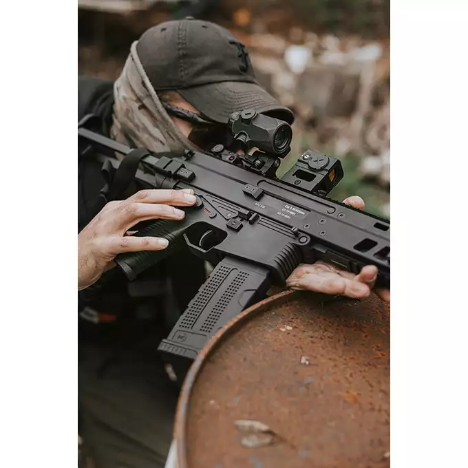 [Zestaw] Replika karabinka B&amp;T APC 556 ETU - Black [ASG] + Polimerowy magazynek STRIKE MAG na 210 kulek do M4/AR15 [EMG]