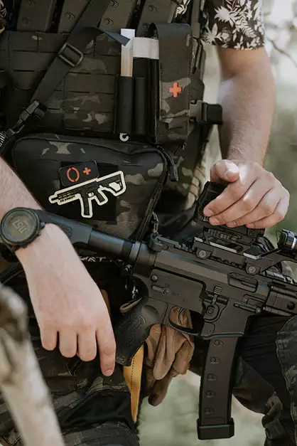 Uniwersalna ładownica na opaskę uciskową, Laser Cut - Multicamo Black [8FIELDS]
