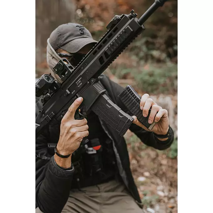 [Zestaw] Replika karabinka B&amp;T APC 556 ETU - Black [ASG] + Polimerowy magazynek STRIKE MAG na 210 kulek do M4/AR15 [EMG]