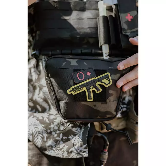 [Zestaw] Buckle Up Assault Plate Carrier Cummerbund - MB [8FIELDS] + Panel Buckle-up COMPACT - wkład na 3 magazynki, MOLLE Laser Cut - Multicamo Black [8FIELDS] + Dolna kieszeń użytkowa na akcesoria z linkami shockcord, Laser Cut - Multicamo Black [8FIELDS]