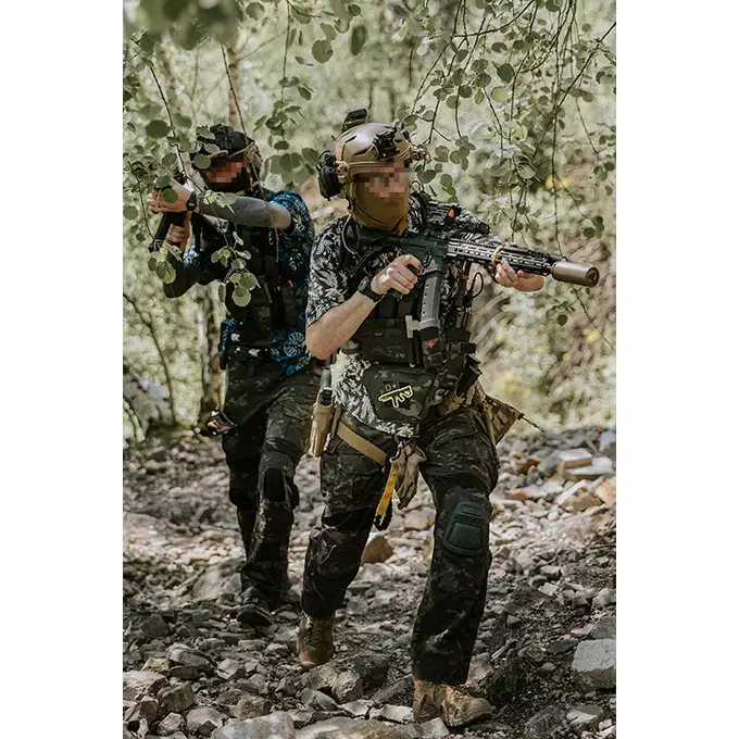 [Zestaw] Buckle Up Assault Plate Carrier Cummerbund - MB [8FIELDS] + Panel Buckle-up COMPACT - wkład na 3 magazynki, MOLLE Laser Cut - Multicamo Black [8FIELDS] + Dolna kieszeń użytkowa na akcesoria z linkami shockcord, Laser Cut - Multicamo Black [8FIELDS]