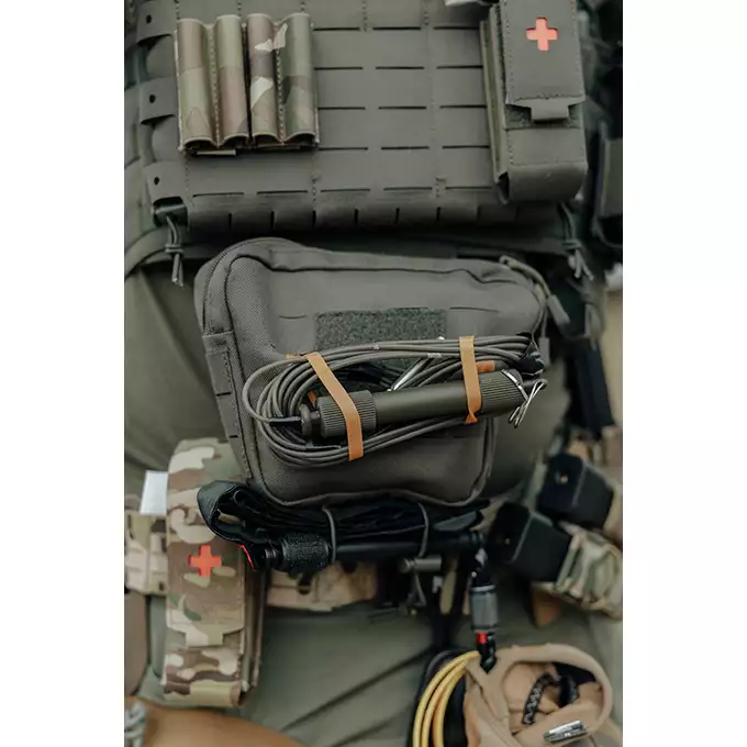 [Zestaw] Prosty Plate Carrier z atrapami miękkich wkładów balistycznych - Ranger Green [8FIELDS] + Otwarta potrójna ładownica na magazynki 5.56 - Ranger Green [8FIELDS] + Dolna kieszeń użytkowa na akcesoria z linkami shockcord, Laser Cut - Ranger Green [8FIELDS]
